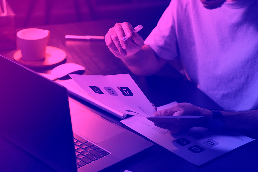 Mesa de trabajo, diseño de marca, logo, landing page, proceso creativo.